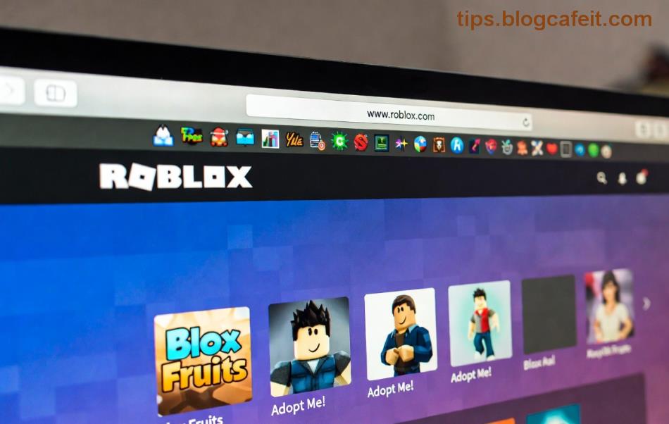 Završeni Roblox grad sa svjetlima i detaljima noću
