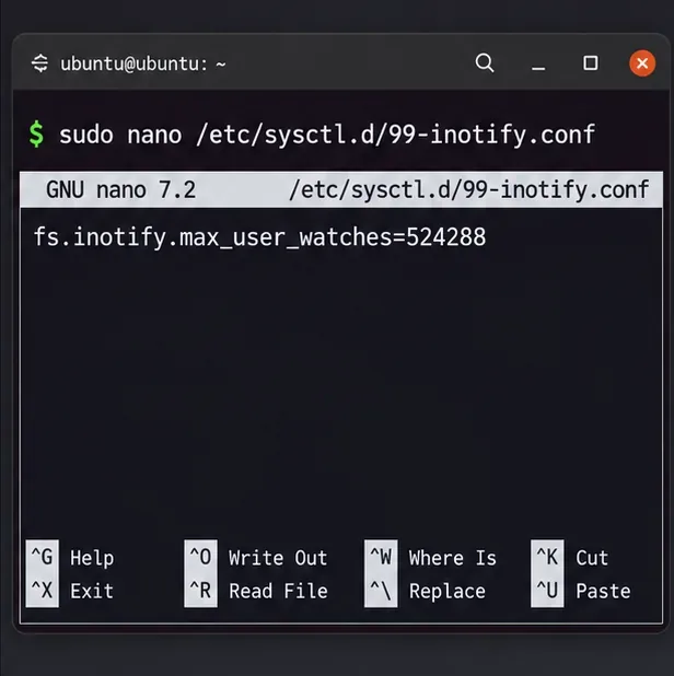 Textový editor terminálu zobrazující příklad souboru /etc/sysctl.d/99-inotify.conf s fs.inotify.max_user_watches nastaveným na 524288.