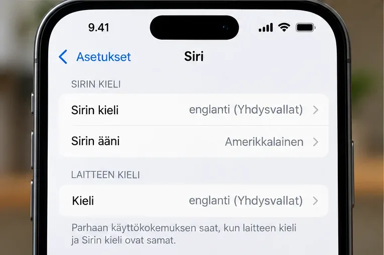 Havainnollistava Siri-asetusnäkymä, jossa Sirin ja laitteen kieleksi on valittu englanti.